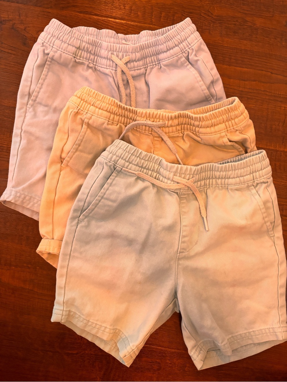 Old Navy kids pull on shorts